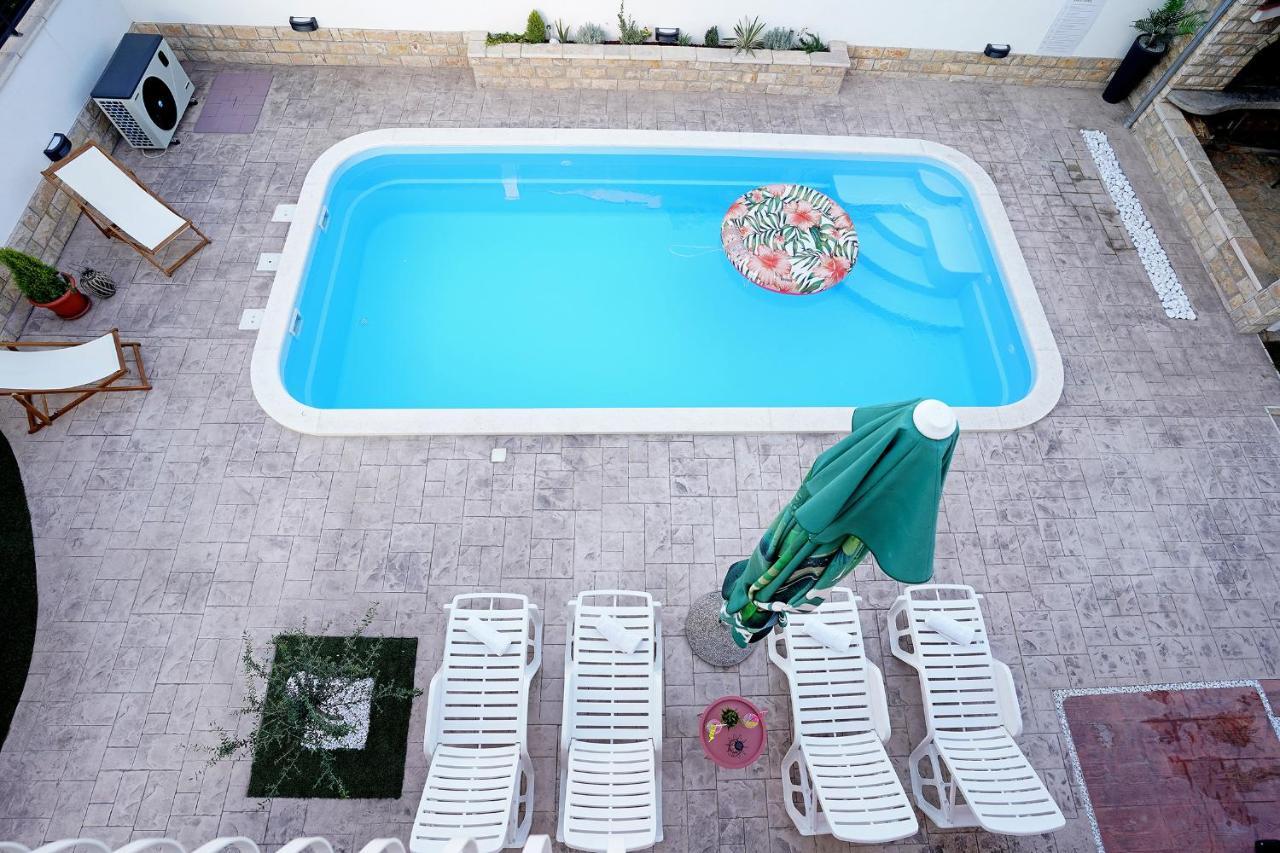 Tago With Heated New Pool *
