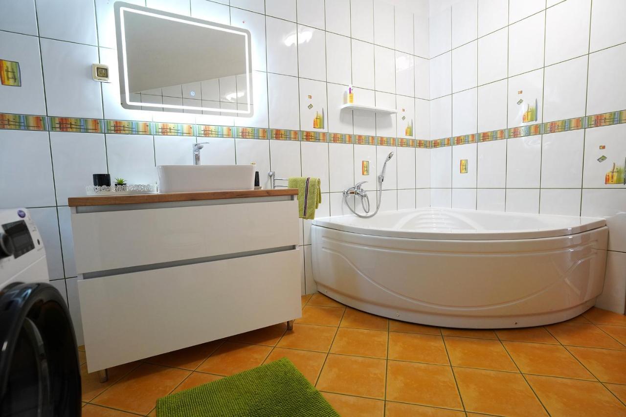 Tago With Heated New Pool *